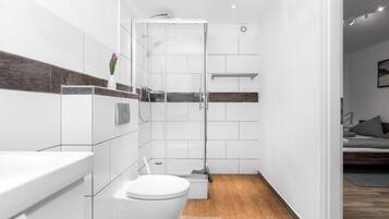 Standard-Doppelzimmer, eigenes Bad | Badezimmer | Dusche, kostenlose Toilettenartikel, Haartrockner, Handtücher