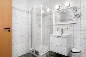 Double Room, Shared Bathroom | Bathroom | Shower, free toiletries, hair dryer, towels - Pension Genat (Wedemark)