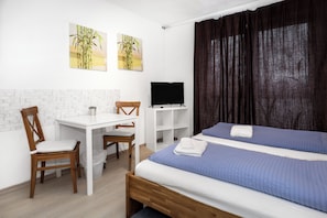 1 chambre, bureau, fer et planche à repasser, Wi-Fi gratuit