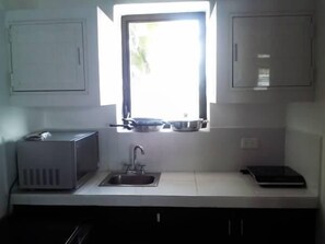 Private kitchen | Fridge, microwave, stovetop, coffee/tea maker - Suites Rosas Hotel Boutique (Cancun)