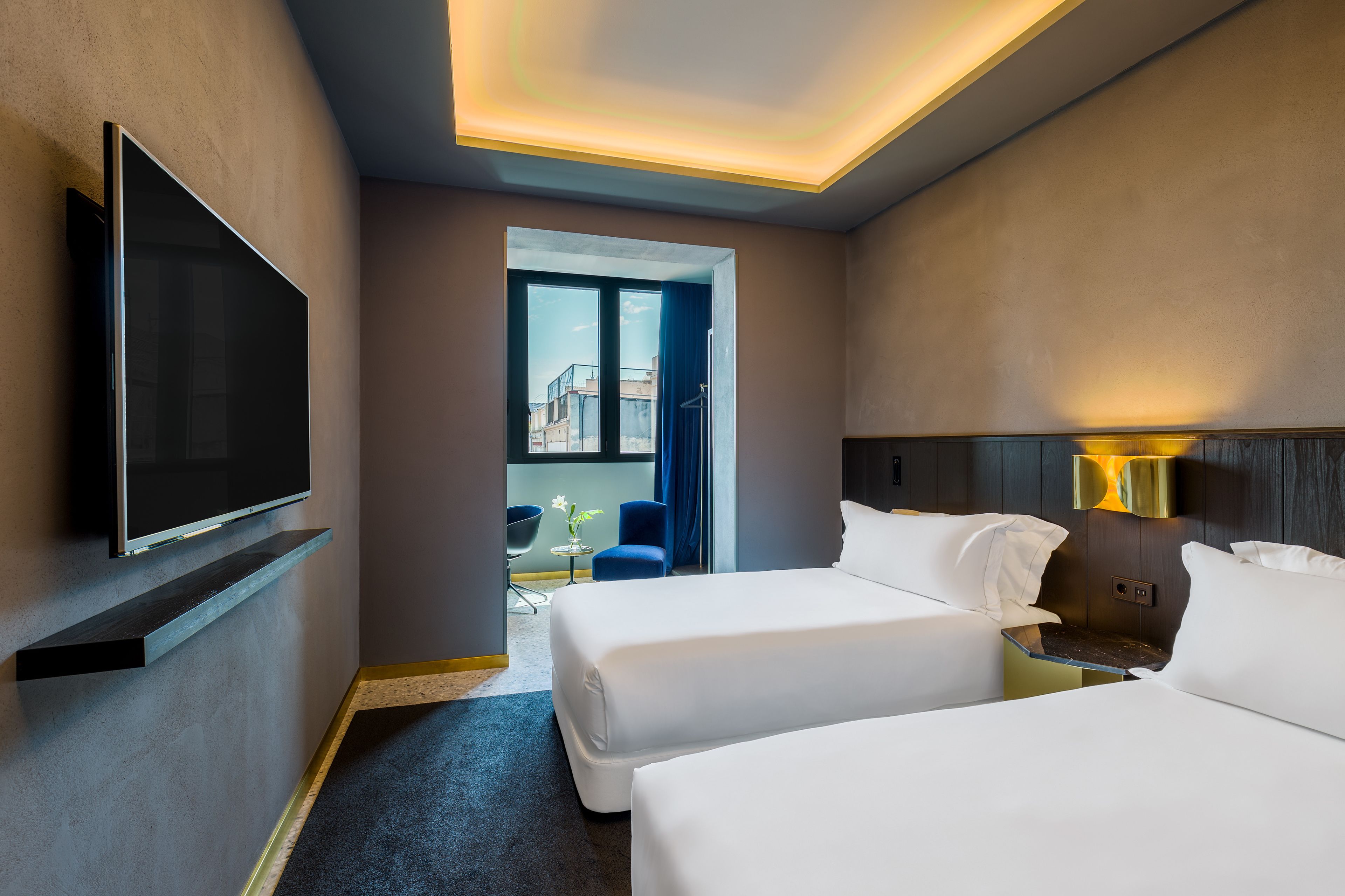 deluxe double or twin room | minibar, in-room safe, blackout curtains, soundproofing