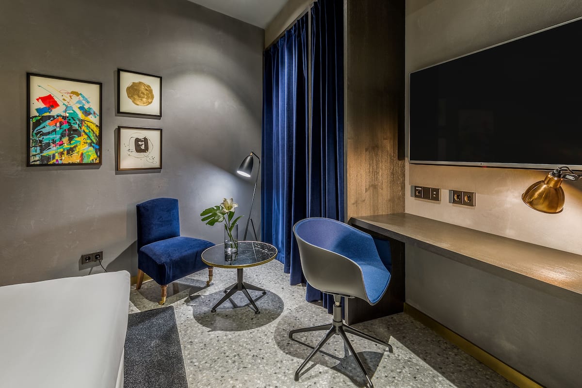 Minibar, coffres-forts dans les chambres, rideaux occultants