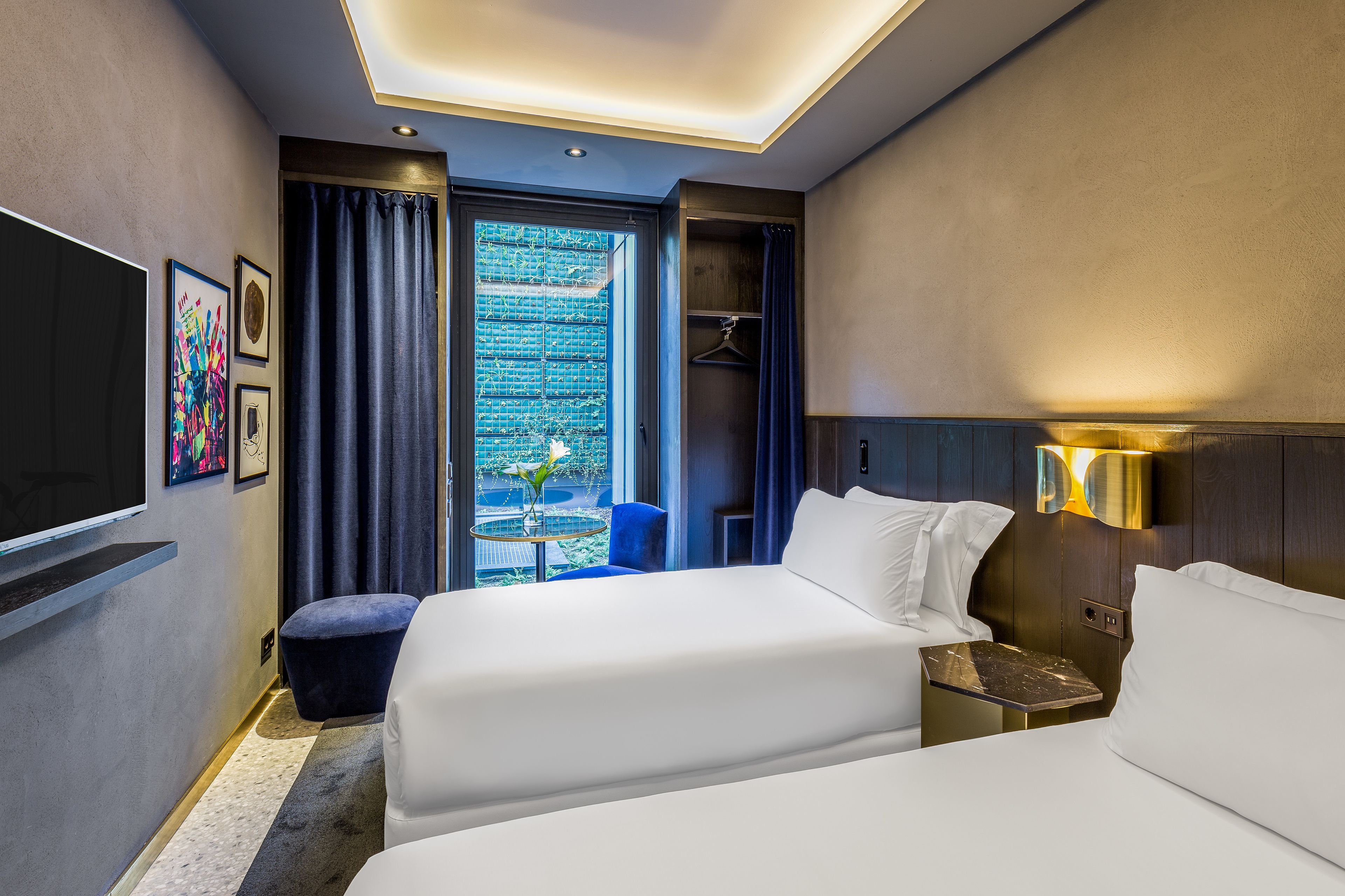 standard double room | minibar, in-room safe, blackout curtains, soundproofing