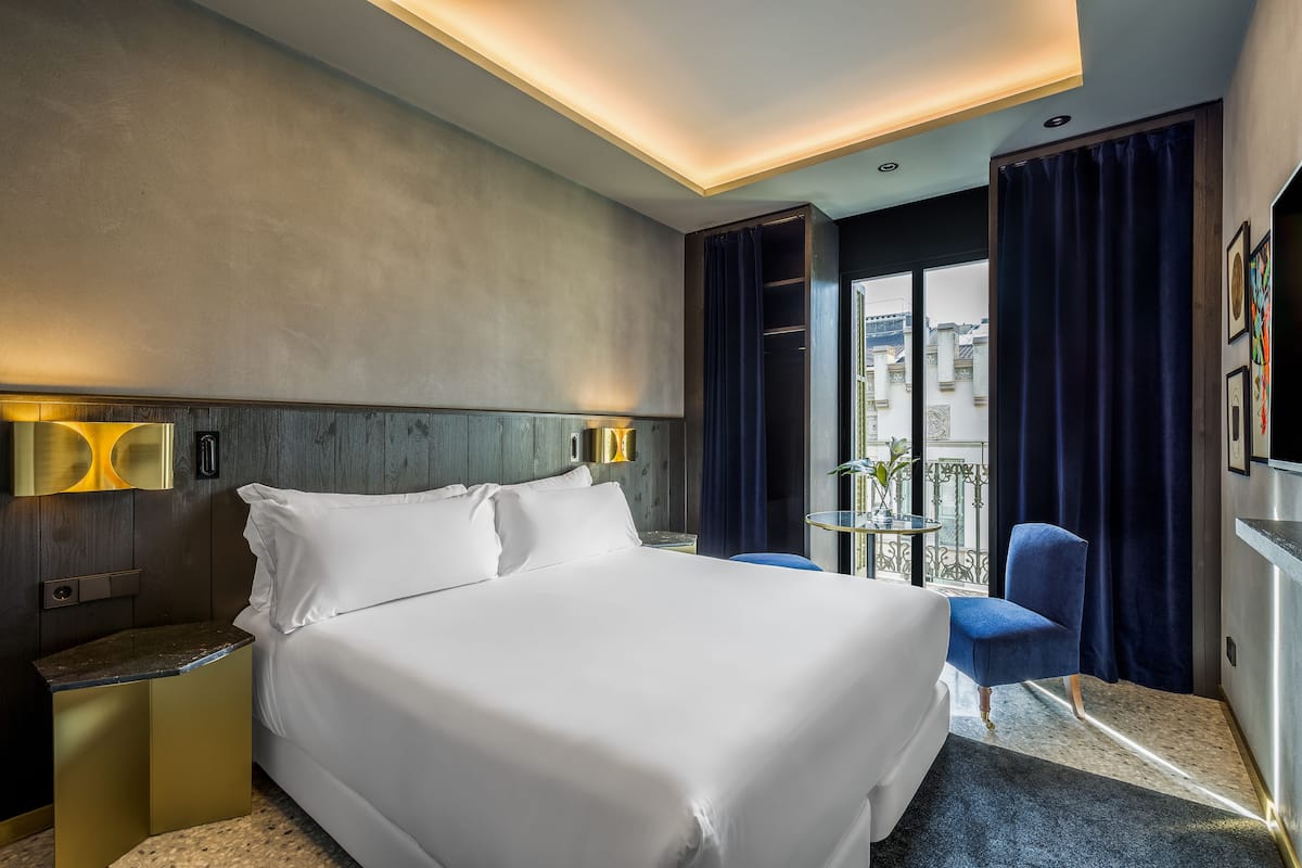 Standard Room, Balcony | Minibar, in-room safe, blackout drapes, soundproofing