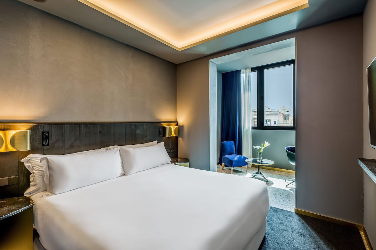 Deluxe Double or Twin Room | Minibar, in-room safe, blackout drapes, soundproofing