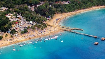 Una spiaggia nelle vicinanze, sabbia bianca