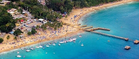 Ubicación cercana a la playa y arena blanca