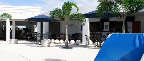 室外游泳池,池畔遮阳伞,日光浴躺椅