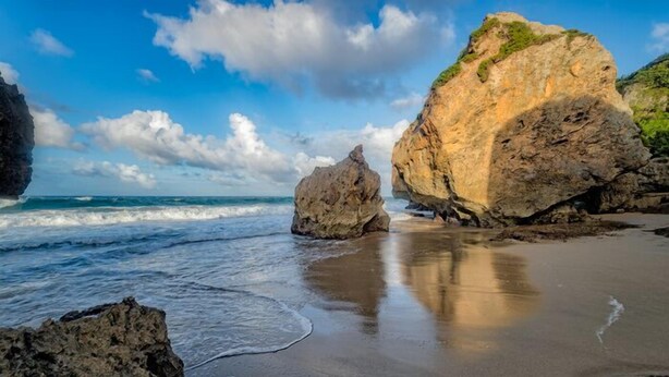 A beach with large rocks and waves. - Punta Borinquen Resort (Aguadilla)