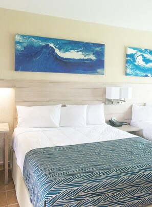 Escritorio, sistema de insonorización y tabla de planchar con plancha 