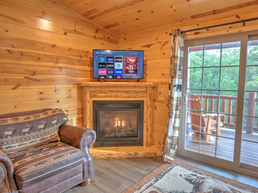 Télévision à écran plat, cheminée