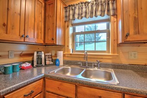 Refrigerador, microondas, cafetera/tetera, utensilios de cocina