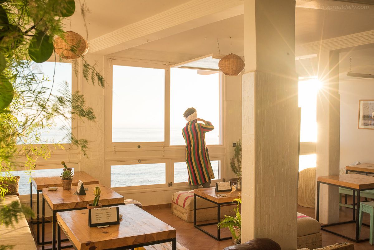 Breakfast, lunch served; local and international cuisine, ocean views 