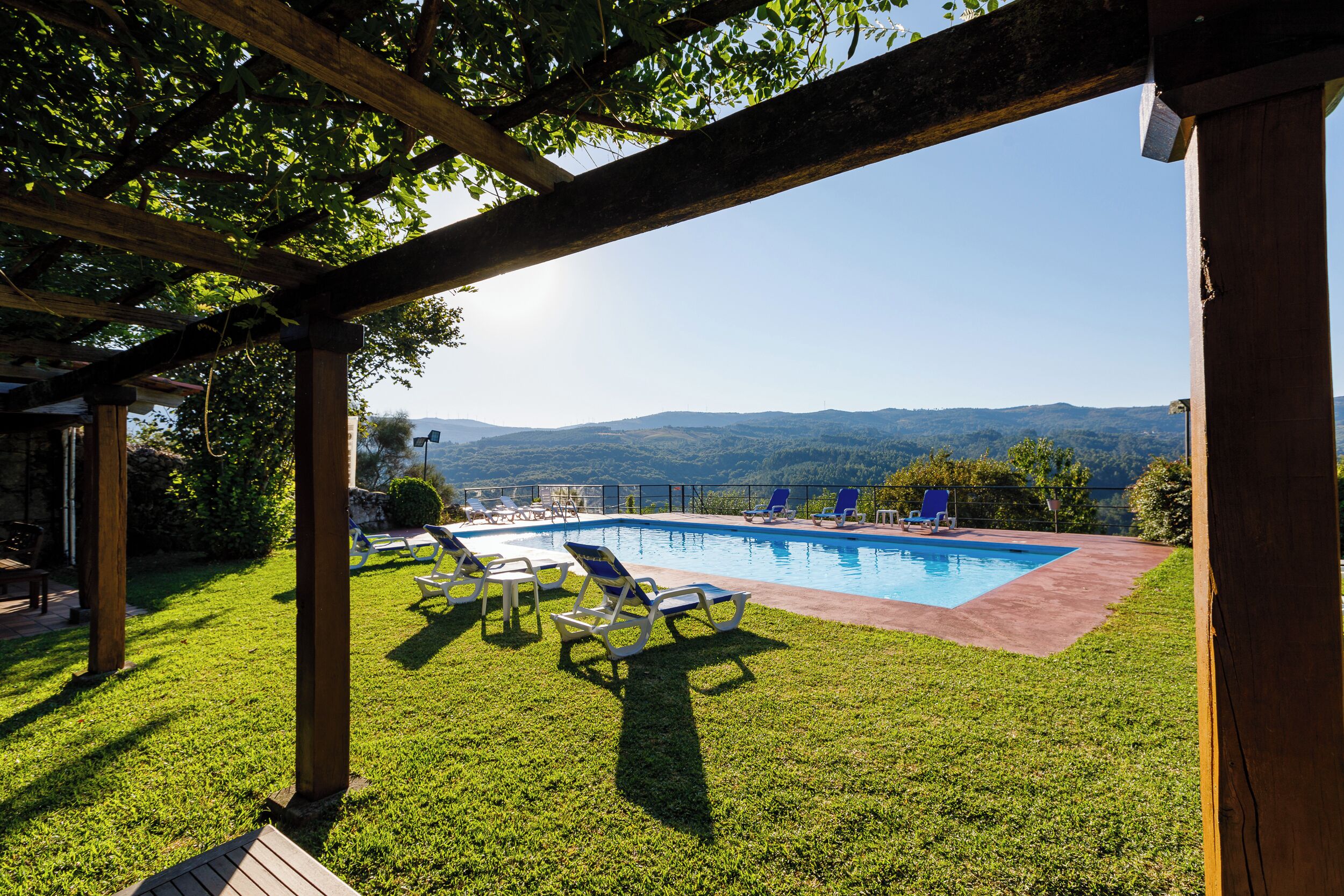 Kauden mukainen ulkouima-allas