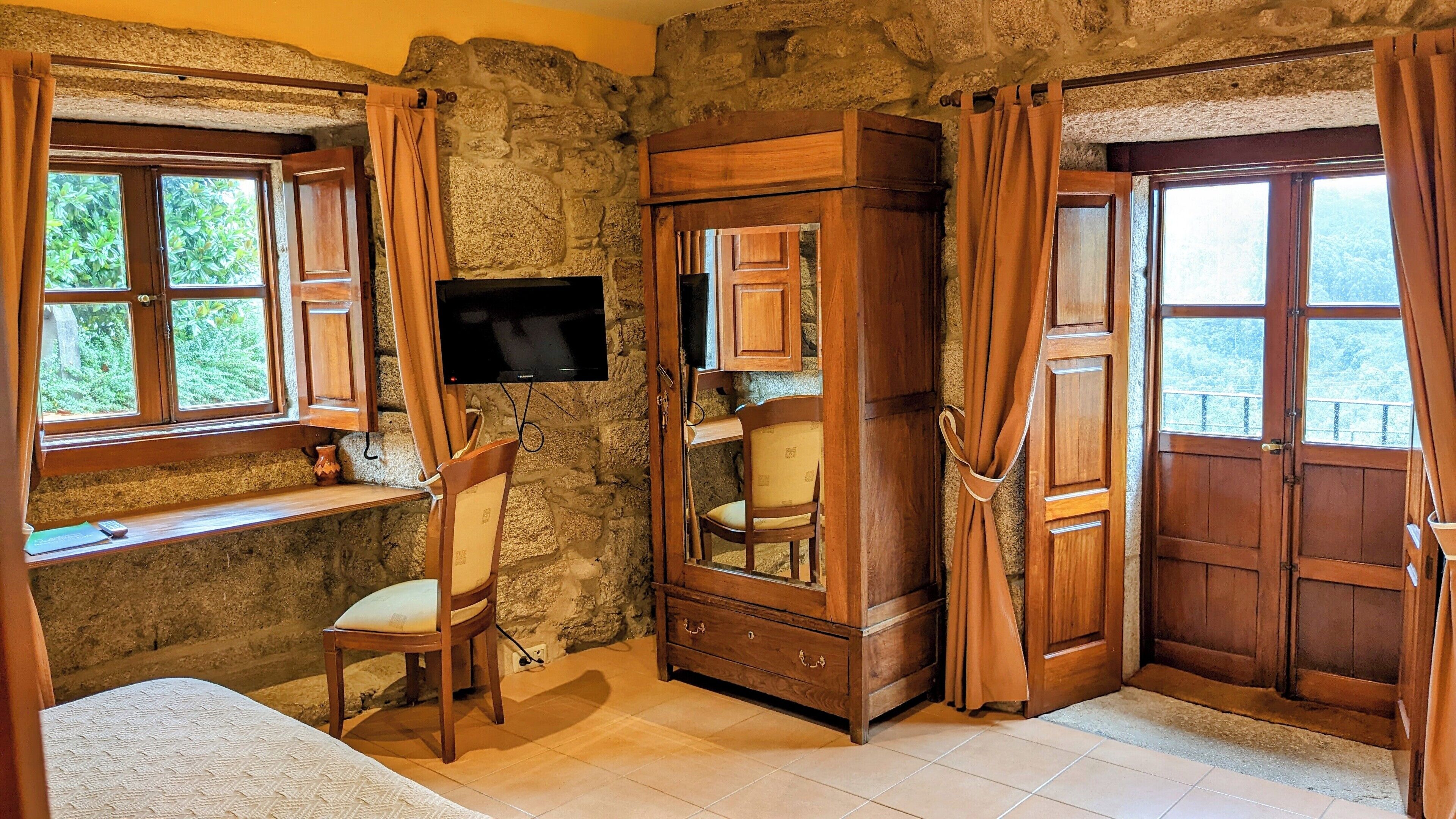 Habitación doble superior, balcón, vista al valle | Decoración personalizada, muebles diferentes y escritorio 