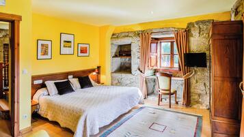 Superior Double Room, Balcony, Valley View | 1 bedroom, individually decorated, individually furnished, desk