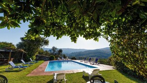 A swimming pool with lounge chairs and a view of the hills. - Rectoral de Fofe (Covelo)