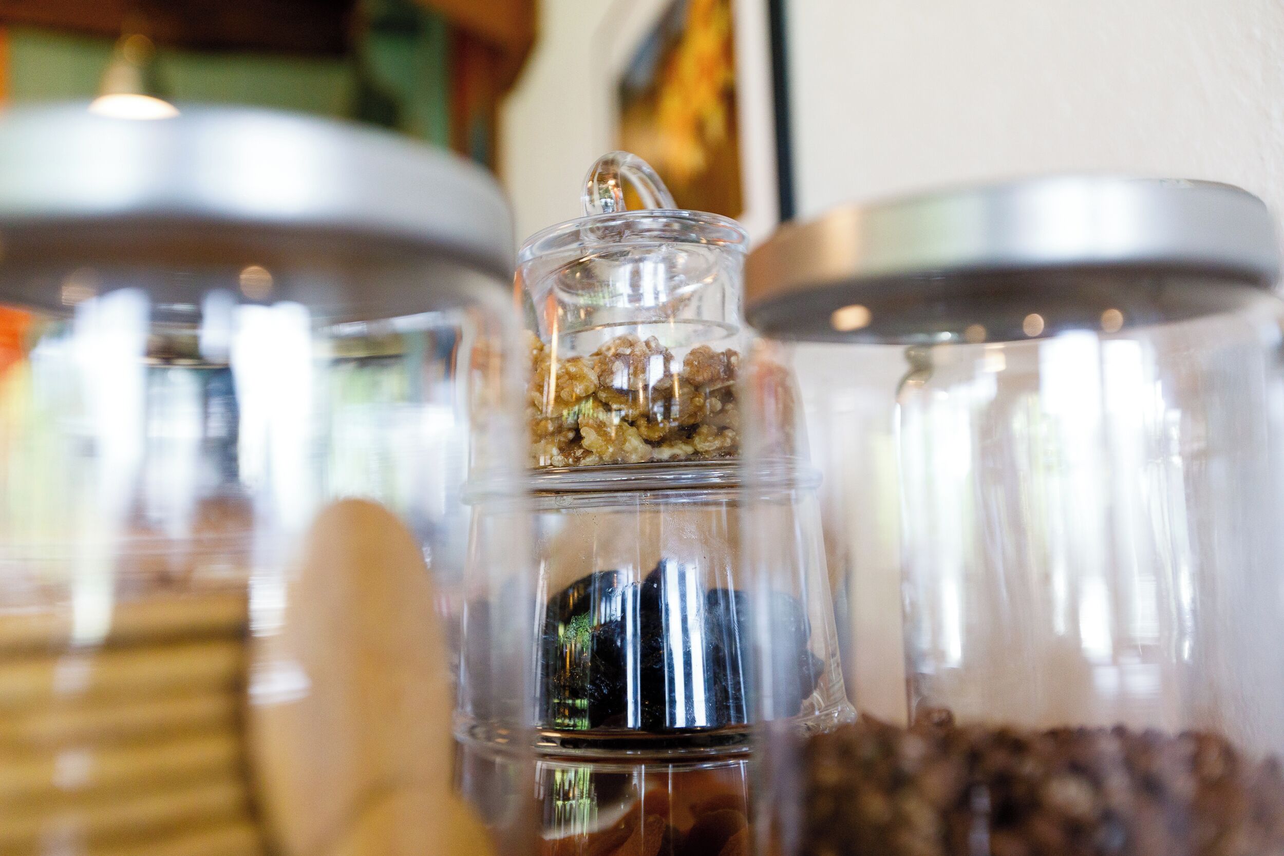 Primer plano de recipientes de vidrio con tapas, probablemente utilizados para guardar alimentos.