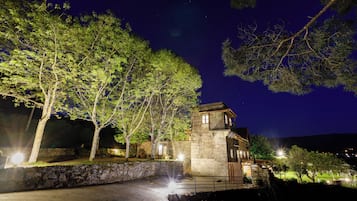Fachada de la propiedad por la tarde o noche
