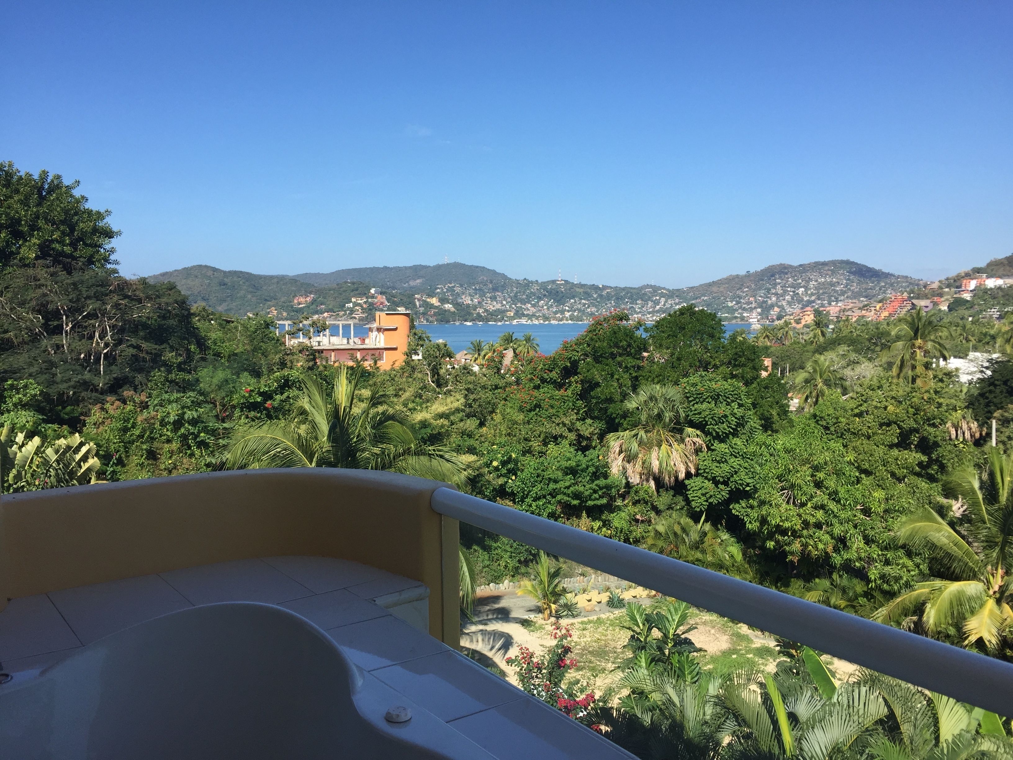 Bangalô superior, vista para a piscina | Vista do quarto