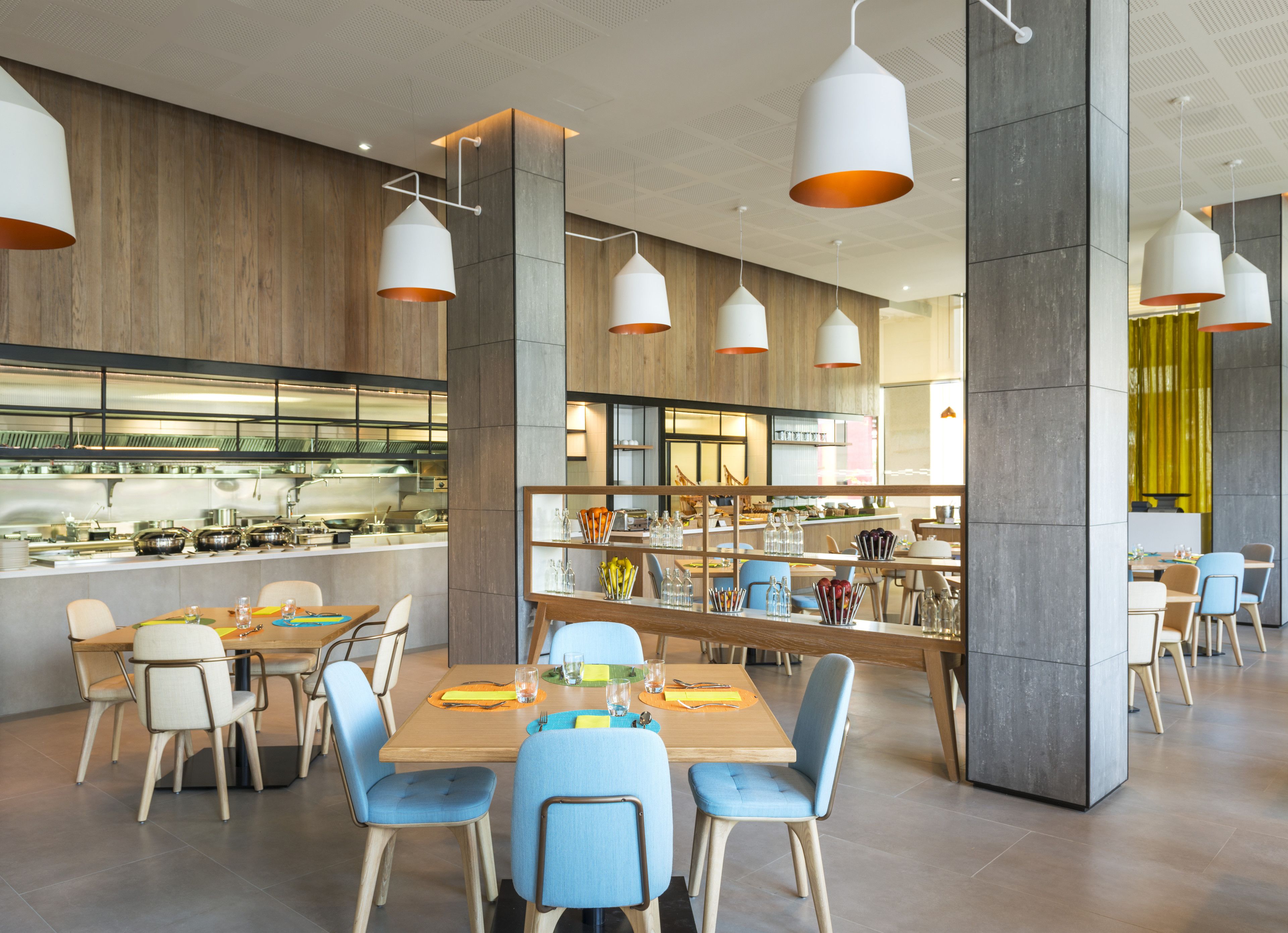 breakfast, lunch served; international cuisine, al fresco dining