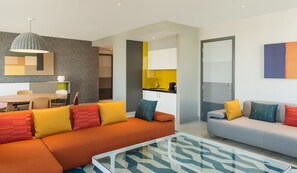 Minibar, brankas, meja kerja, dan setrika/meja setrika