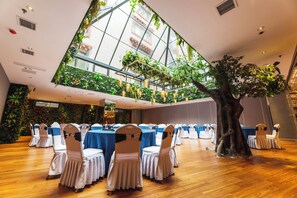 Banquet hall - Holiday Inn Express Daocheng Yading by IHG (Garze)