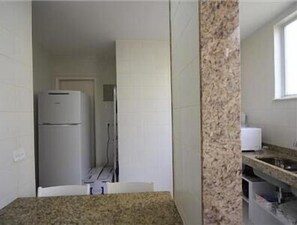 Apartamento standard, 2 quartos | Cozinha privada | Geladeira, micro-ondas, fogão, chaleira elétrica