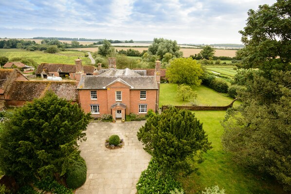 Vista frontal de la propiedad
