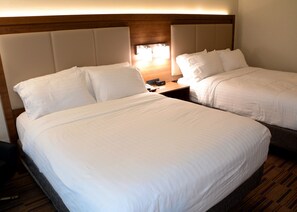 Habitació estàndard, 2 llits de matrimoni | Escriptori, cortines opaques i habitacions insonoritzades 