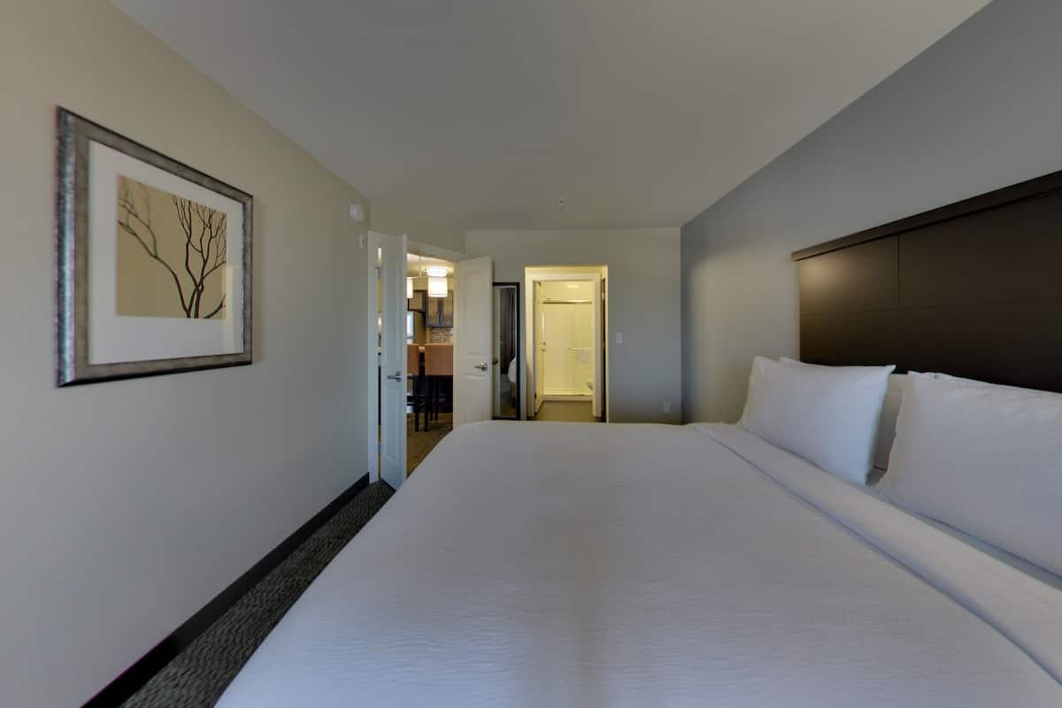 Suite, 1 Katil Raja (King), Accessible (Communications) | Peralatan tempat tidur premium, tilam berlapik, meja 