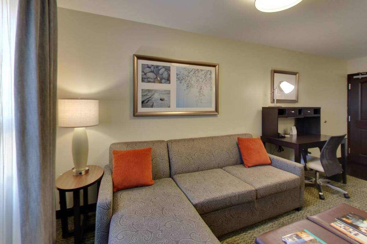Suite, 2 Katil Ratu (Queen), Accessible (Mobility, Accessible Tub) | Peralatan tempat tidur premium, tilam berlapik, meja 
