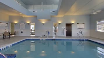 Una piscina cubierta (de 05:00 a 22:00), tumbonas