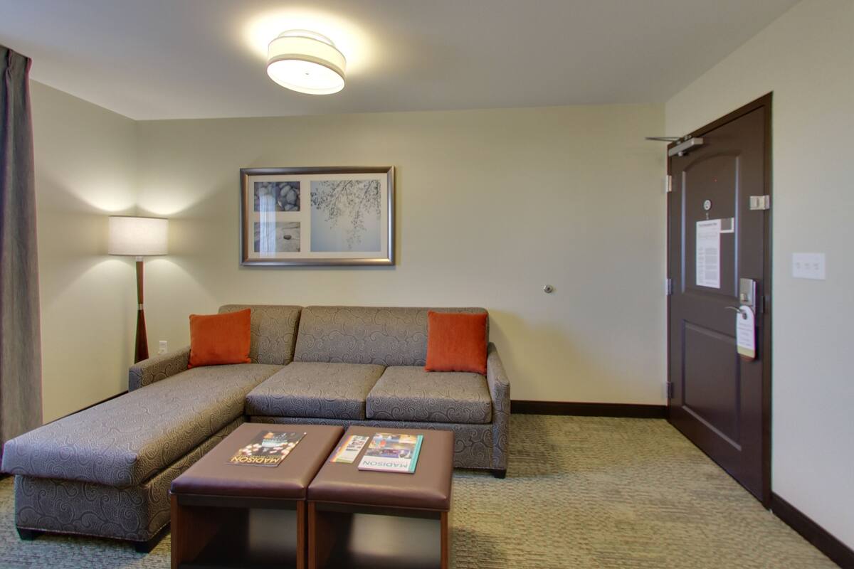 Suite, 2 Katil Ratu (Queen), Accessible (Communications) | Peralatan tempat tidur premium, tilam berlapik, meja 