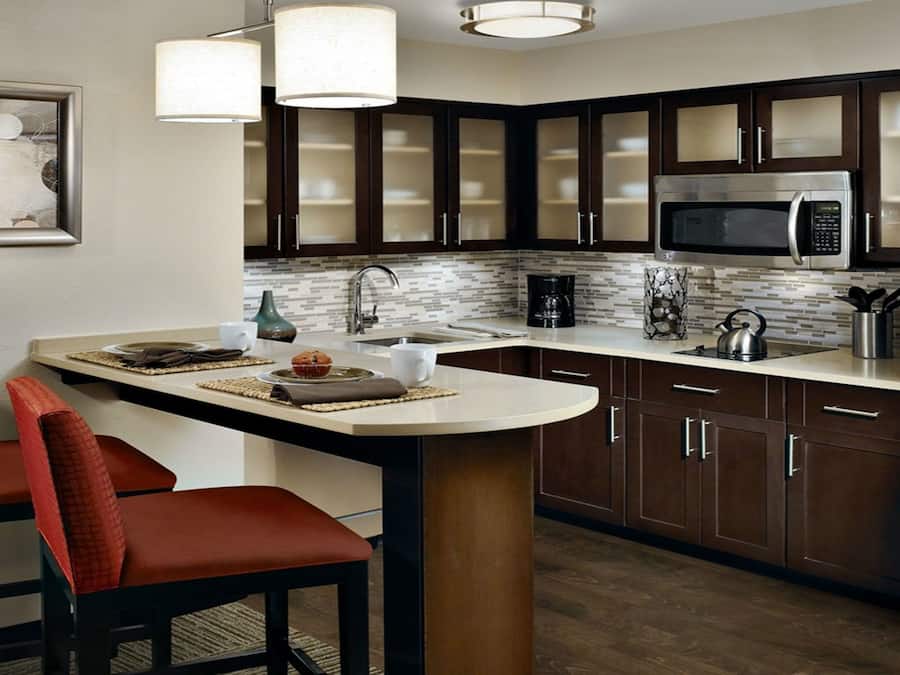 Coffee/tea maker, full-size fridge, microwave, stovetop