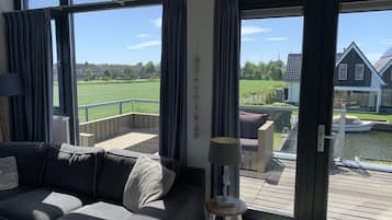 Een televisie en een open haard