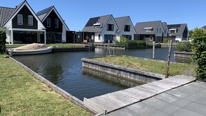Un canal con casas a un lado y un bote amarrado en el agua.