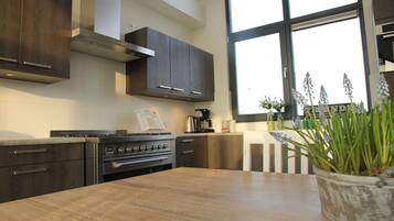 Een koelkast, een magnetron, een oven, een kookplaat