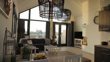 Een televisie en een open haard