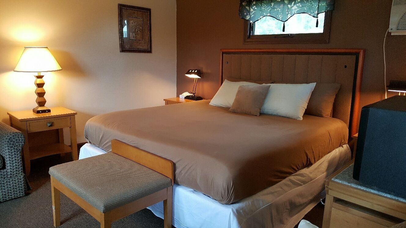 Deluxe-huone, 1 suuri parisänky, näköala uima-altaalle | Egyptinpuuvillaiset lakanat, ylelliset vuodevaatteet