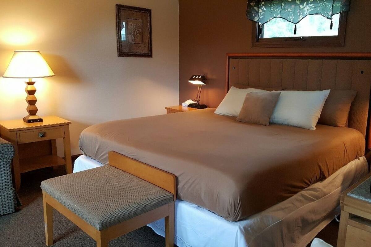 Deluxe kamer, 1 kingsize bed, uitzicht op zwembad | Lakens van Egyptisch katoen, luxe beddengoed, verduisterende gordijnen