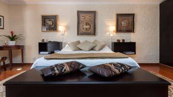 1 bedroom, premium bedding, desk, iron/ironing board