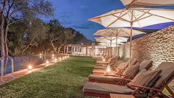 Piscina externa, espreguiçadeiras