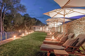 Outdoor pool, sun loungers - Karongwe - Becks Safari Lodge (Hoedspruit)