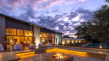 Majoituspaikan julkisivu illalla/yöllä