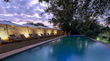 Ulkouima-allas, aurinkotuoleja