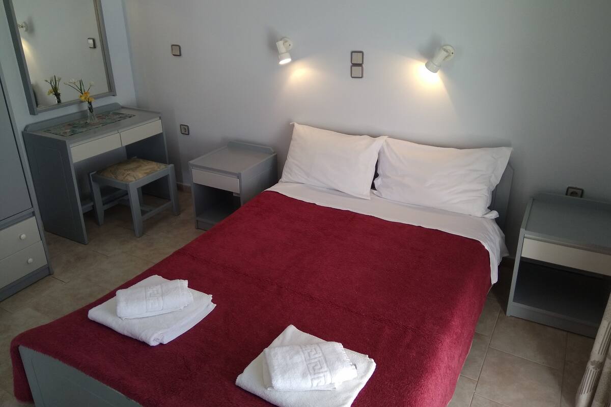 Egyptian cotton sheets, in-room safe, iron/ironing board