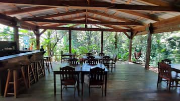 Petit-déjeuner, déjeuner et dîner servis sur place, vue sur le jardin