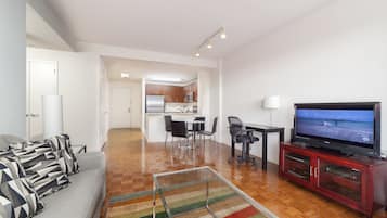 Apartamento Deluxe, 1 habitación | Sala de estar | Una televisión de pantalla plana