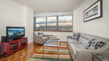 Apartamento Deluxe, 1 habitación | Sala de estar | Una televisión de pantalla plana